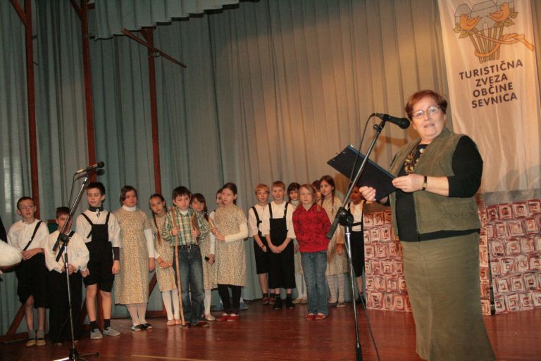 loski_otroci_in_moderatorka_marija_jezernik.jpg