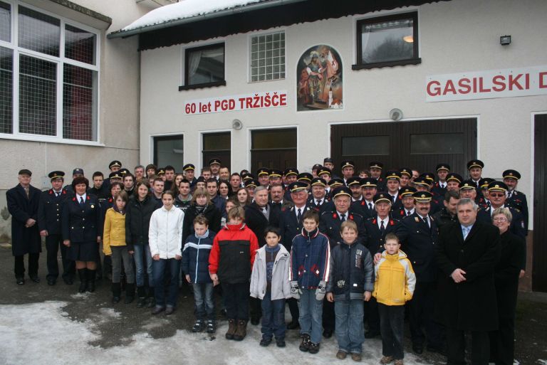 trziski_gasilci_z_gosti_po_nedelsjkem_zboru.jpg