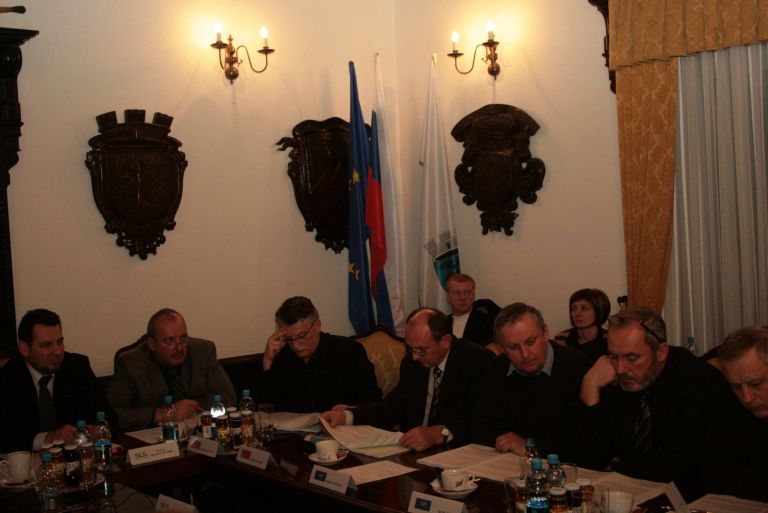 na_26__seji_polemicno_ze_ob_kadrovski_kuhinji.jpg