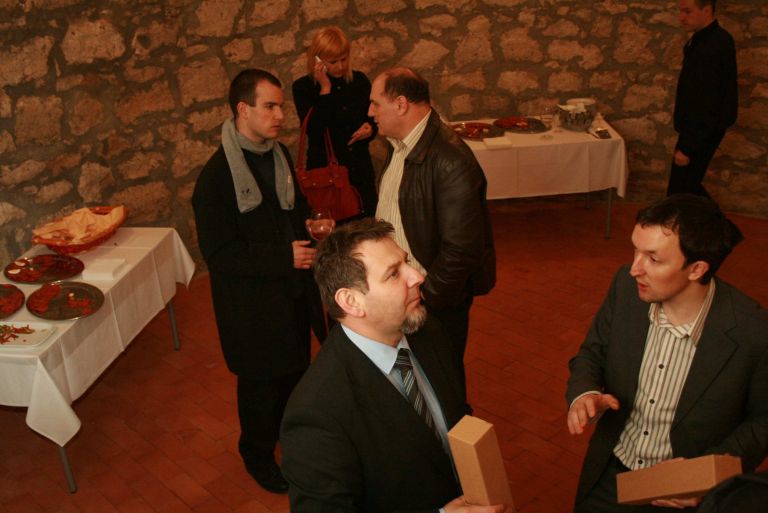 po_seji_je_zupan_povabil_na_salame_in_pijaco_salamarjev_hr__slk__srb.jpg