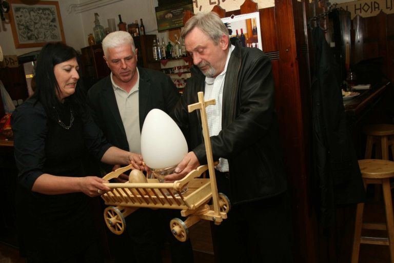 zmagovalec_joze_weiss_s_prehodnim_pokalom_in_vozickom.jpg