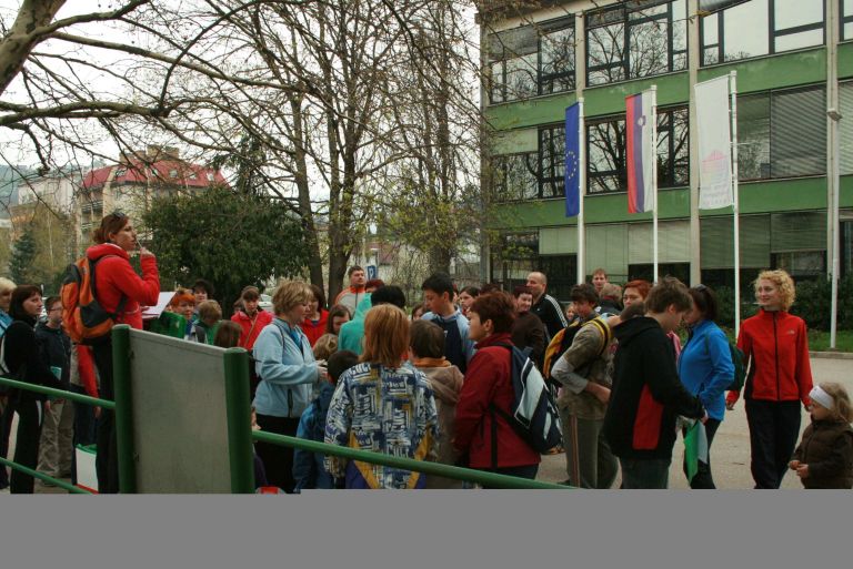 sevniski_ucenci__ucitelji_in_starsi_pred_solo.jpg