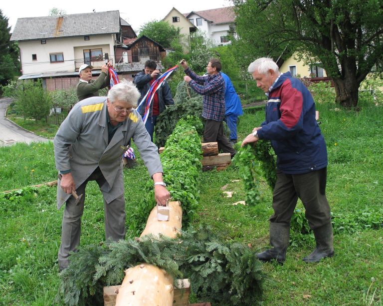 v_gotni_vasi_postavili_mlaj.jpg