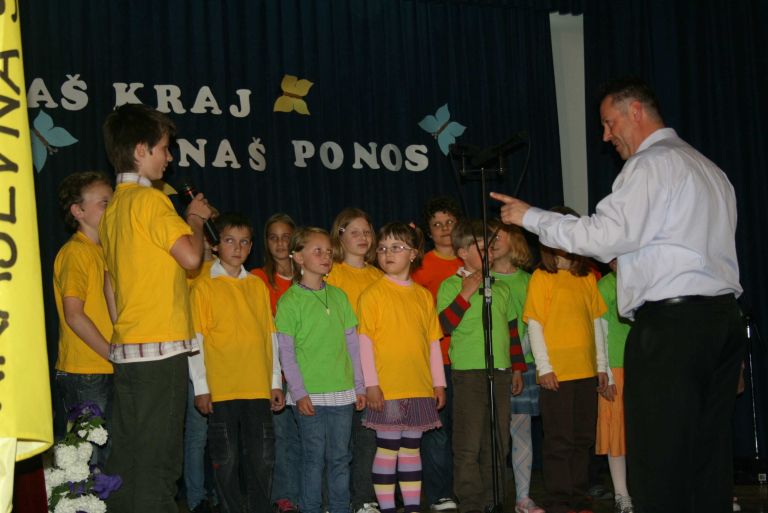 otroski_pevski_zbor_os_trzisce_pod_vodstvom_marjana_dirnbeka_.jpg