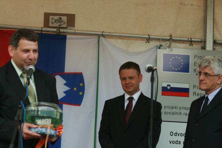 zupan_ocvirk_je_dirketorju_komunale_iudovcu_izrocil_zlato_ribico.jpg