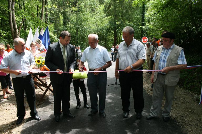 trak_ceste_v_drbogovje__je_prvi_prerezal_alojz_komac.jpg