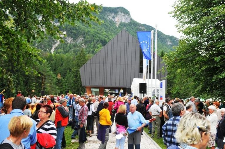 07_mnozica_pred_muzejem.jpg
