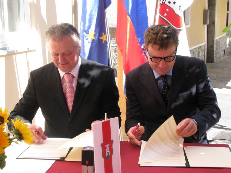 podpis_dogovora_za_kostelski_slovar_15_9__2010.jpg