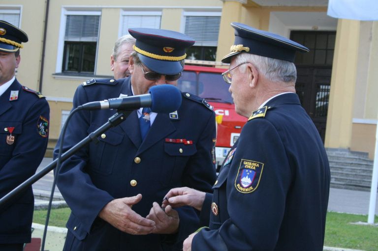 predsednik_gz_krsko_ss_izroca_kljuce_vozila.jpg