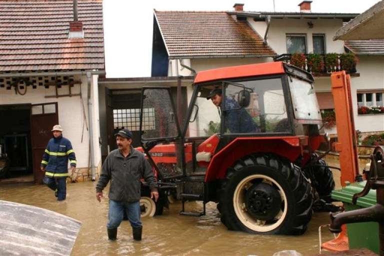 naslovnica_loce_traktor_v_vodi.jpg