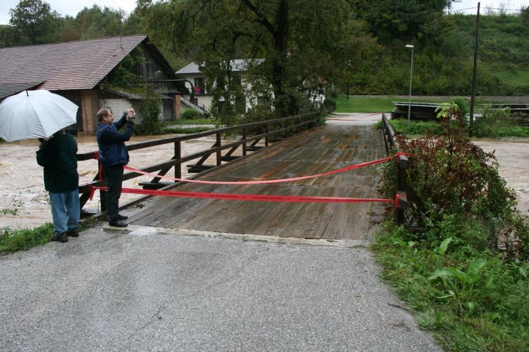 bostanjski_vojaski_most_je_zaprla_narasla_mirna.jpg