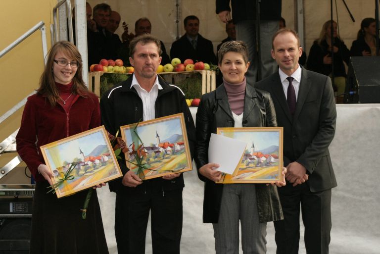 dobitrnki_priznajj_ks_sentjanz_in_predssedik_ivan_oresnik.jpg