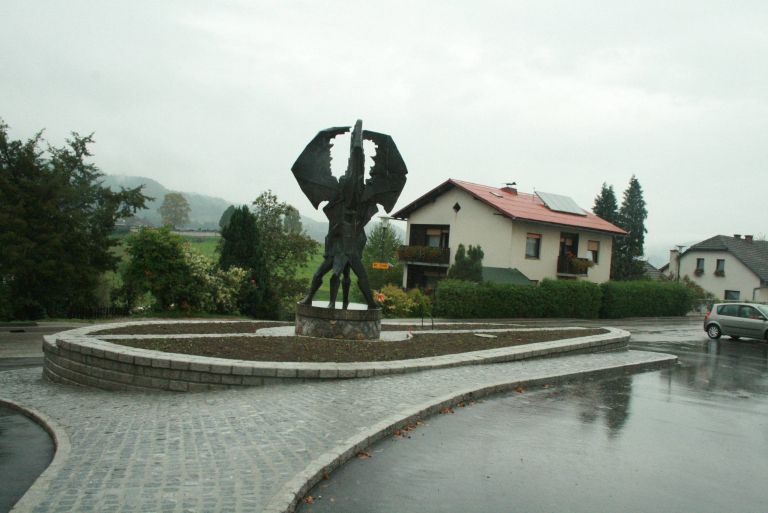 sentjanz_prestvaili_so_tudi_baticev_spomenik_majcnu_in_mevzlju.jpg