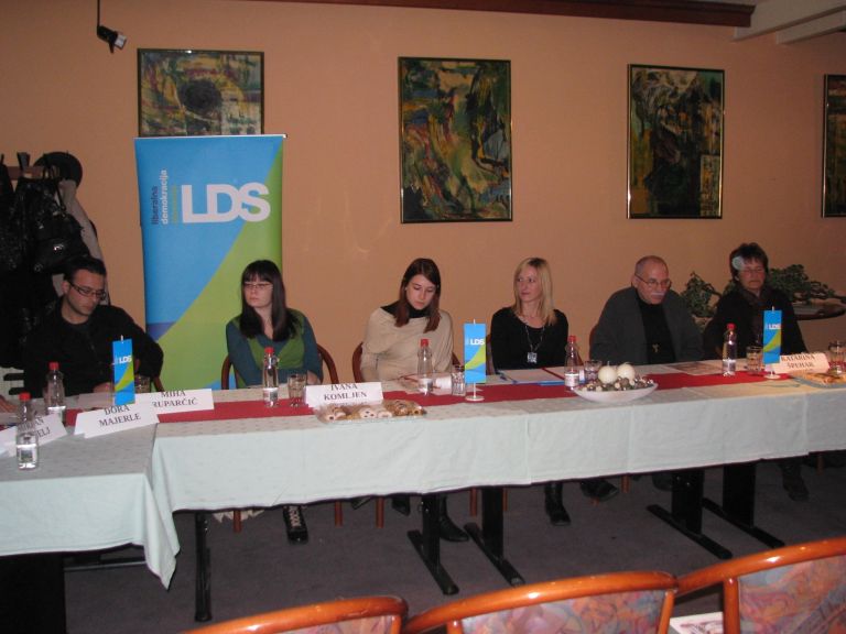 okrogla_miza_o_drogah_30_nov_2010.jpg