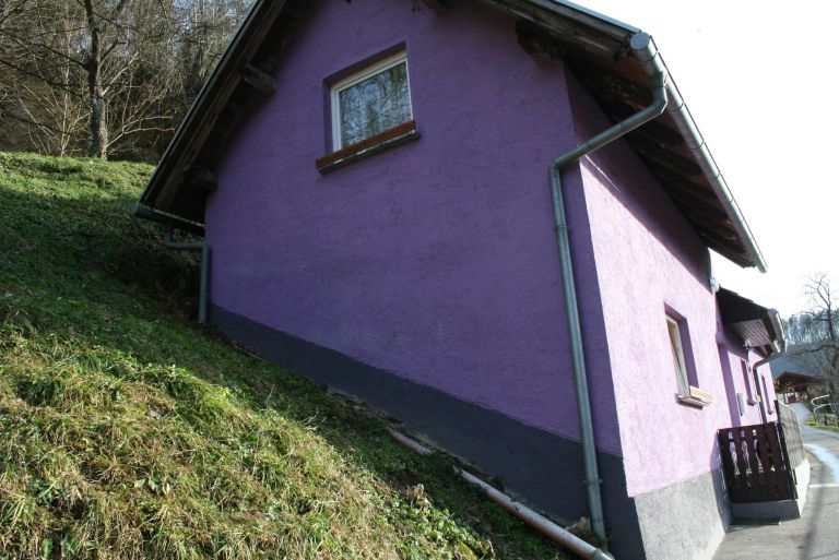 hisa_kodricevih_prislonjena_ob_zahodni_grajski_breg.jpg