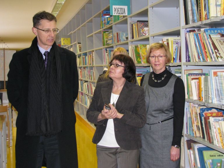 minister_luksic_v_os_ob_rinzi_jan_2011.jpg