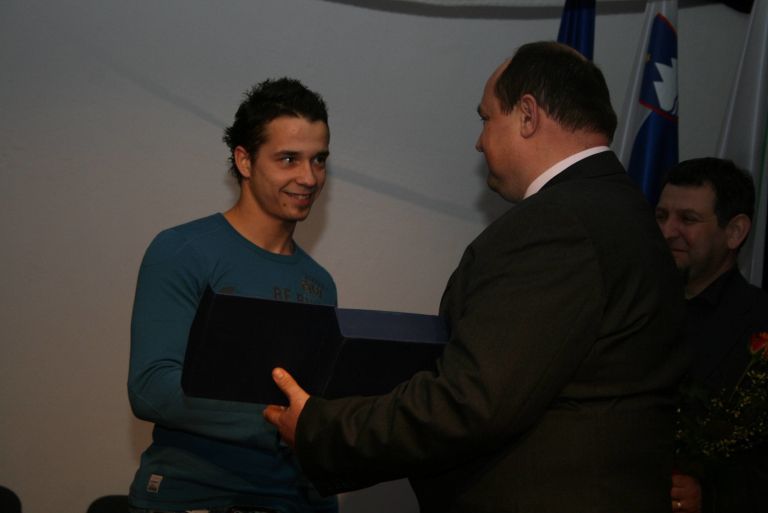 sebastijanu_drobnetu_izroca_priznanje_predsednik_sportne_zveze_sevnica__alojz_povsic_.jpg