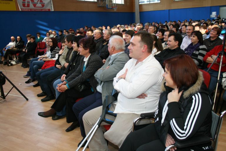 damjanu__zlati_in_njunim_sorodnikom_so_glasbeniki_polepsali_dan.jpg
