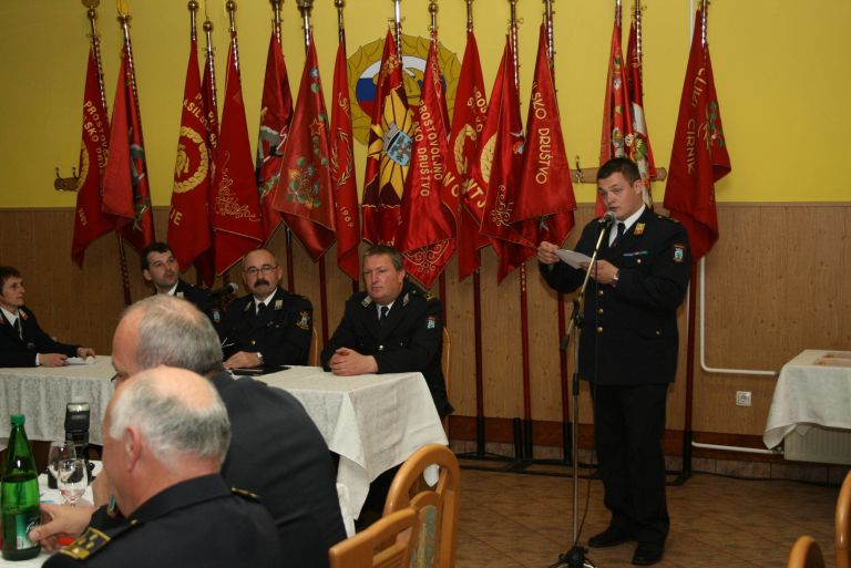 med_porocilom_poveljnika_gz_sevnica_gasperja_janezica.jpg