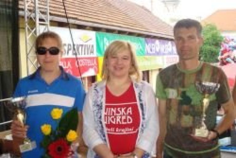 zupanja_metlike_z_zmagovalcema.jpg