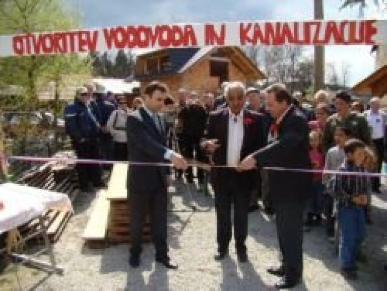hudeje_napis_trak.jpg