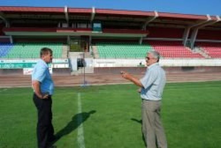 zdravko_pilipovic_in_zupan_na_stadionu_z_novourejeno_tribuno_v_ozadju.jpg