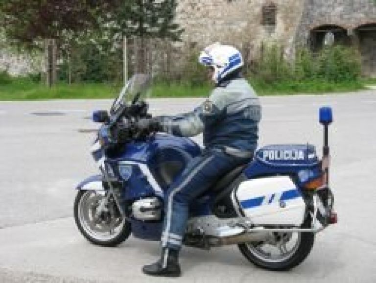 policist_dvor_lasce.jpg