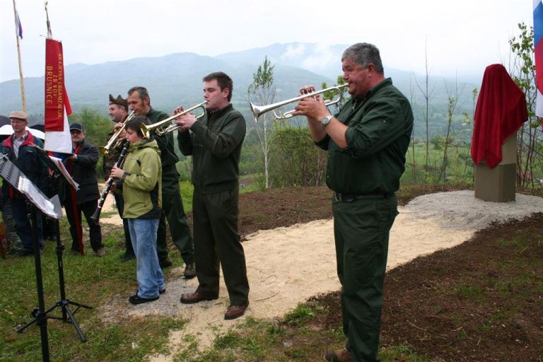 naslovnica_zvoni_desno_igrajo_rogisdti.jpg