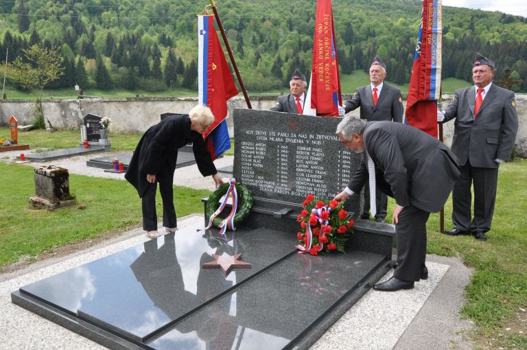 na_grobu_ruskih_vojakov_v_koprivniku_4_maj2011.jpg