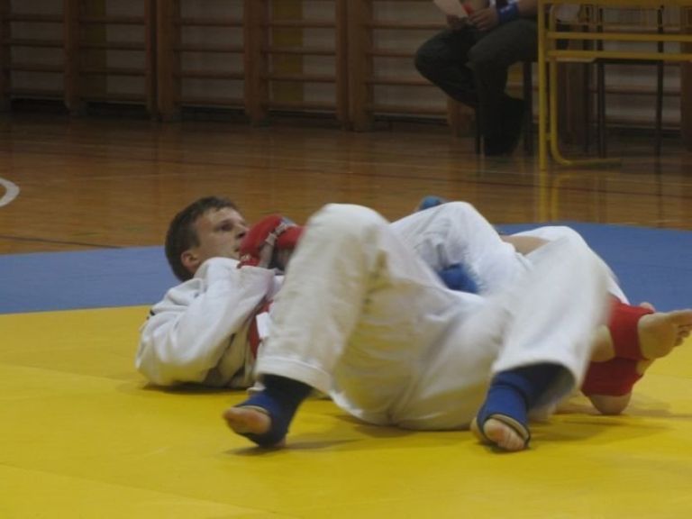 matej_dela_nasprotniku_vzvod_na_roki.jpg