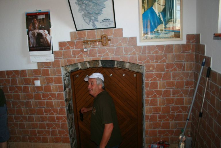 baletov_srecko_je_gostoljubno_odklenil_svojo_zidanico.jpg