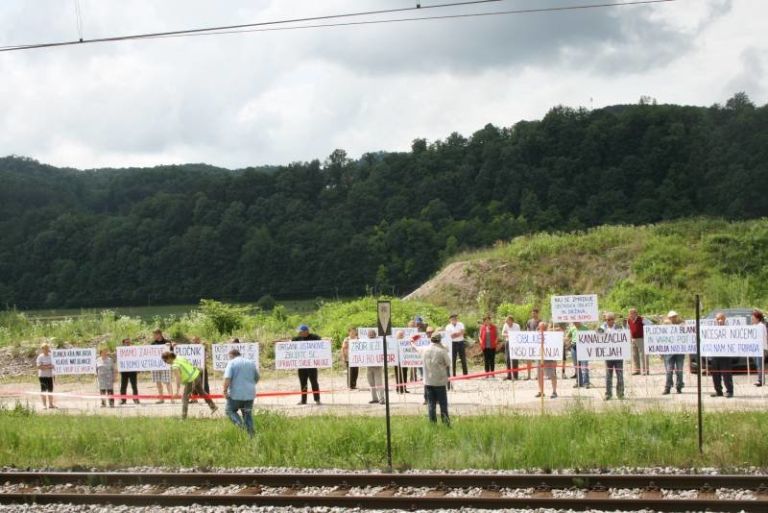 protestna_zapora_ceste_na_blanci001.jpg