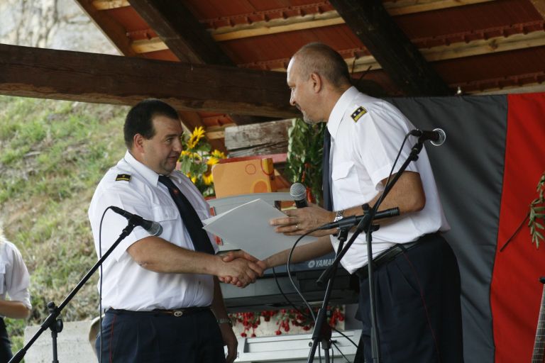 predsednik_gz_sevnica_zvone_kosmerl_izroca_priznanje_zaplatarju.jpg