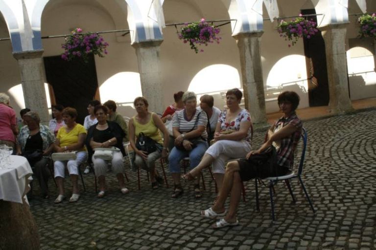 srecanje_posavskih_kmetic_v_sevnici001.jpg