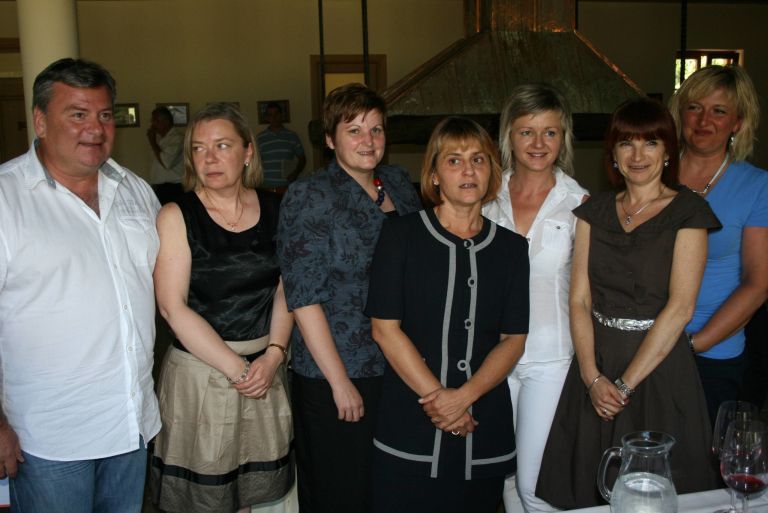 cvet_slovenskih_enologinj_s_predsednikom_komisije.jpg