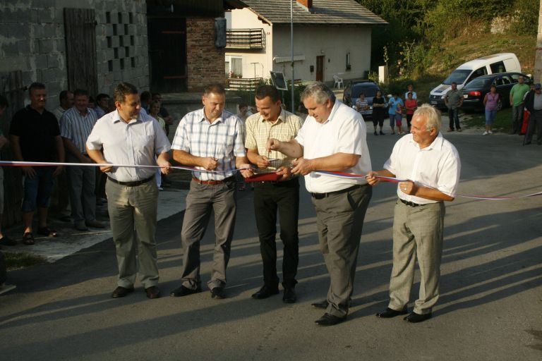 kaplja_vas__dobila_asfalt__rezanje_traku.jpg