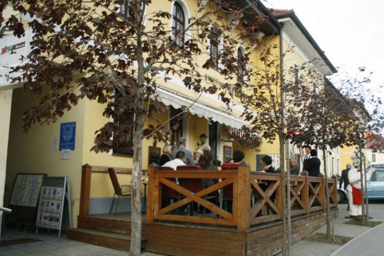 gostilna_slovenija_tudi_repovzu_in_vovku001.jpg