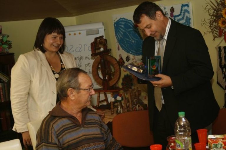 zupanu_ocvirku__so_v_ozari_ob_slovesu_izrocili_darilo.jpg