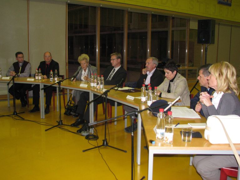 okrogla_miza_mladi_in_vandalizem.jpg