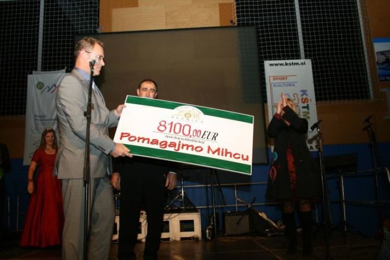 predsednik_rotary_kluba_sevnica_dusan_lipej_izroca_cek_stanetu_ermanu.jpg