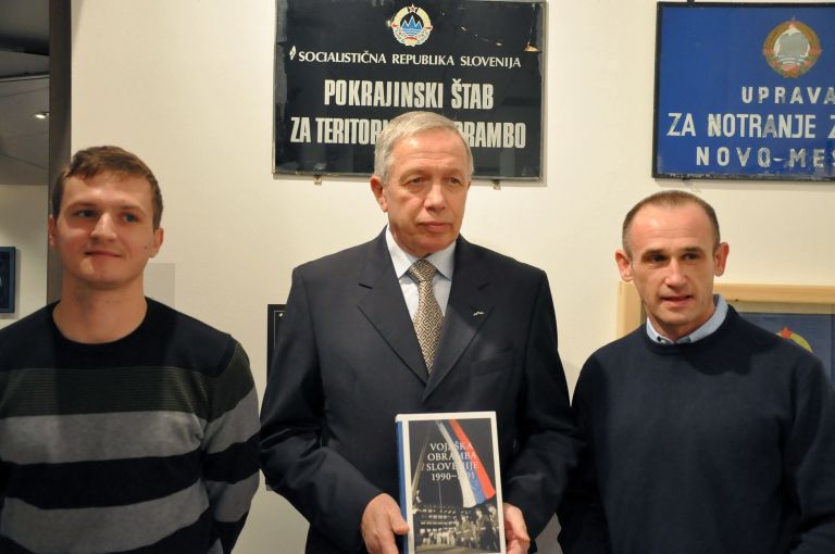 001_soavtor_monografije_matja__ravbar__generalpodpolkovnik_v_pokoju_albin_gutman_in_urednik_mon...