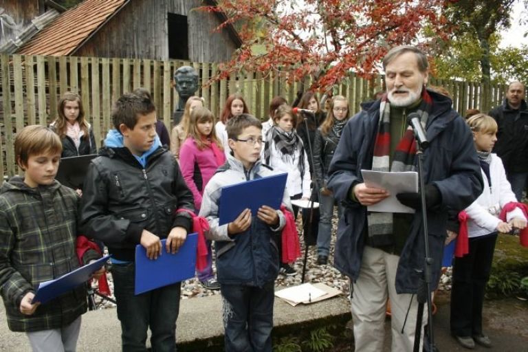 janez_kos_med_govorom.jpg