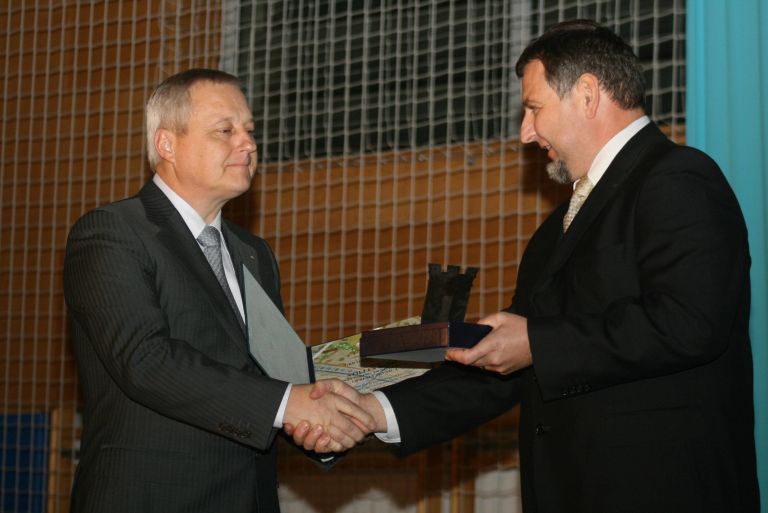 grb_ob_ine_sevnica_stillesu__iz_rok__upana_ga_prejel_direktor__tefan_tera_.jpg