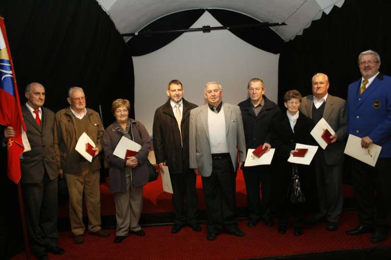 prejemniki_bronastih_plaket_zb_s_predsednikom_zb_v_svoji_sredi_in_prapor__akom_francem_jazbarje...