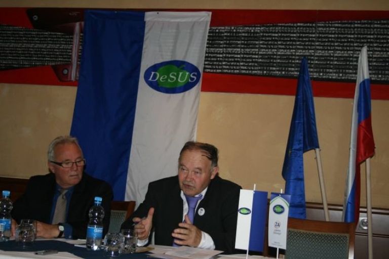 p_predsednik_sevniskega_desus_a_jozef_znidaric_in_franc_pipan_na_tiskovki.jpg