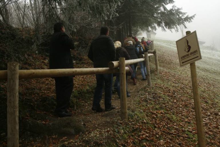 ajdovski_gradec_nad_vranjem_blize_otrokom001.jpg