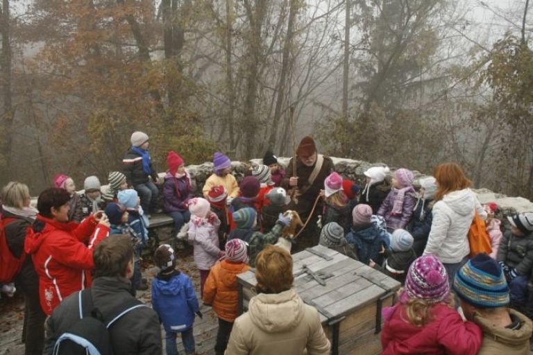 krjavelj__s_kozo_na_ajdovskem_gradcu_1_.jpg