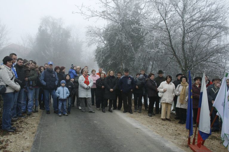 zbrani_ob_otvoritvi__ceste_na_lazah.jpg