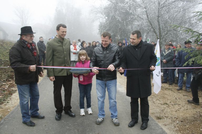 toni_rak_re_e_vrvico__ob_njem_sevni_ki__upan_ocvirk_in_igor__inkovec__na_skrajni_levi_jure__log...