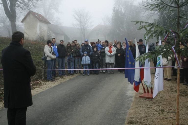 laze_dobile_dober_kilometer_asfalta_001.jpg